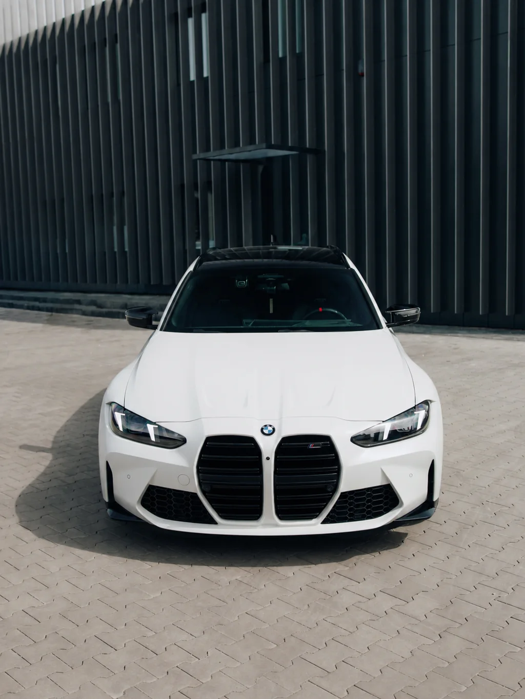 BMW M3 Touring na fabrycznych elementach — czarny grill, bez splittera