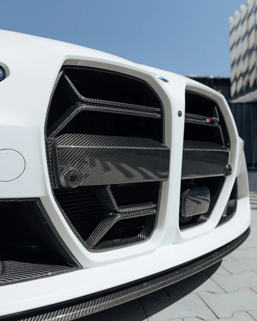 Carbonowy grill BMW M3 w wersji z radarem ACC, widok od przodu z boku