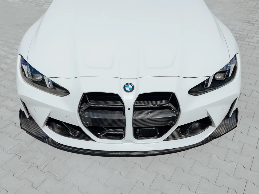 Przód BMW M3 z carbonowym grillem, splitterem i wlotami spasowanymi na równo